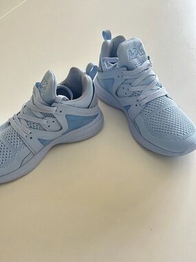 Apl ascend sneakers in blue